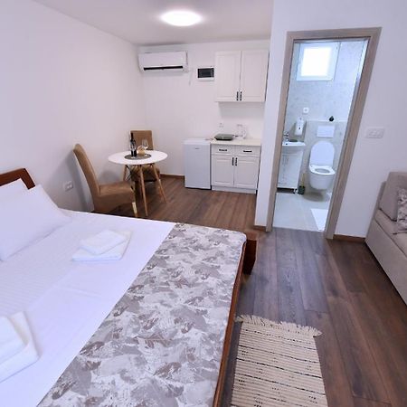 Airport Apartments Tri Hrasta Подгорица Экстерьер фото