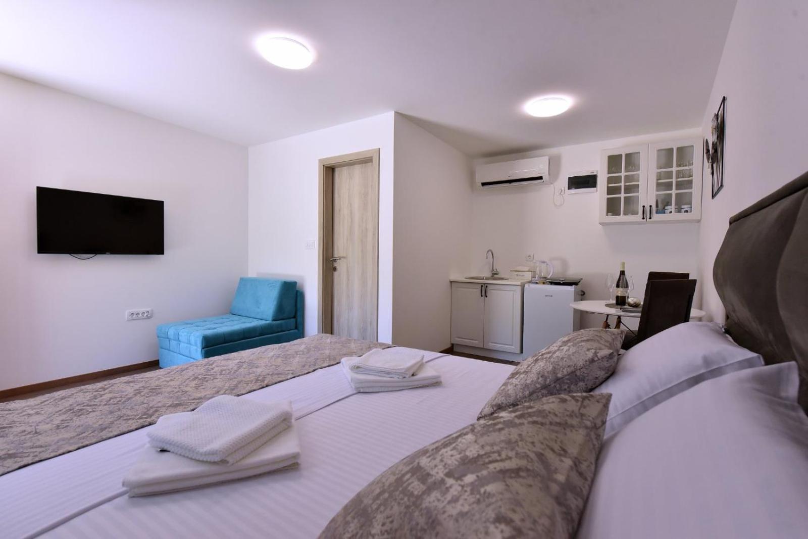 Airport Apartments Tri Hrasta Подгорица Экстерьер фото