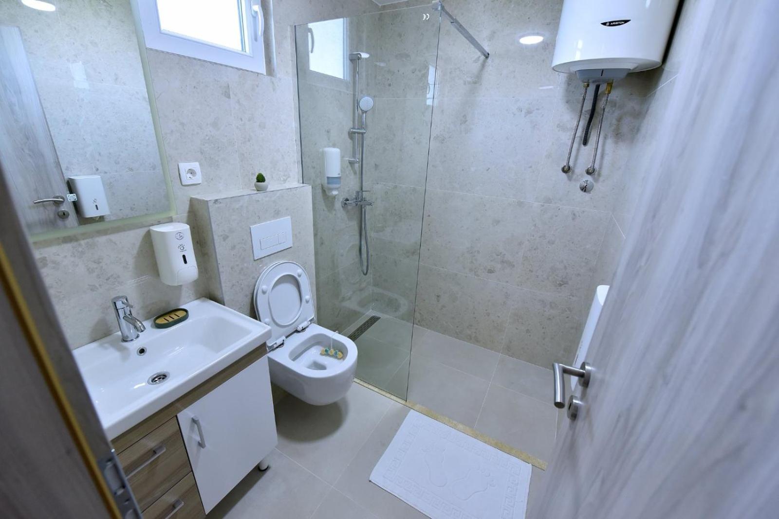 Airport Apartments Tri Hrasta Подгорица Экстерьер фото