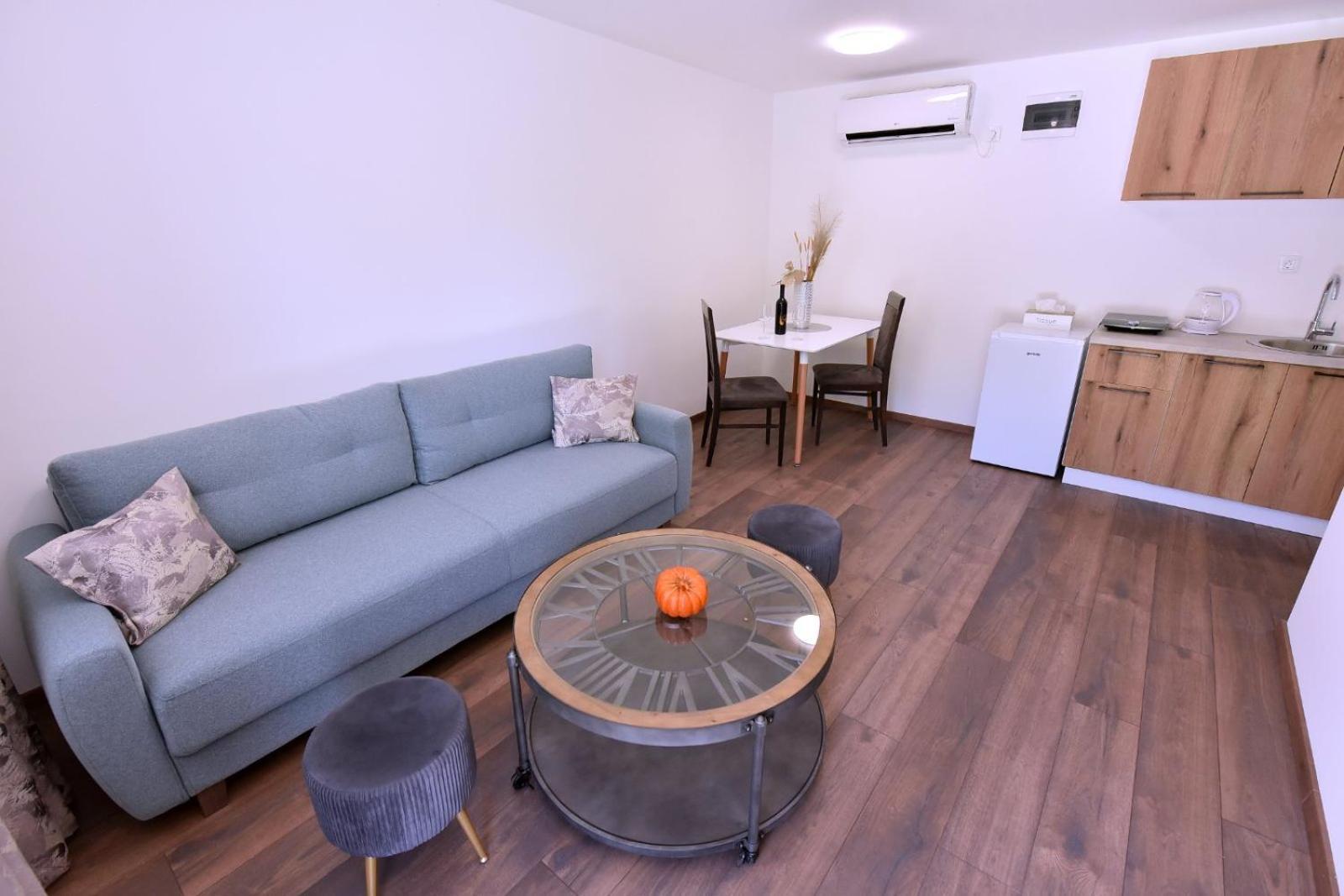 Airport Apartments Tri Hrasta Подгорица Экстерьер фото