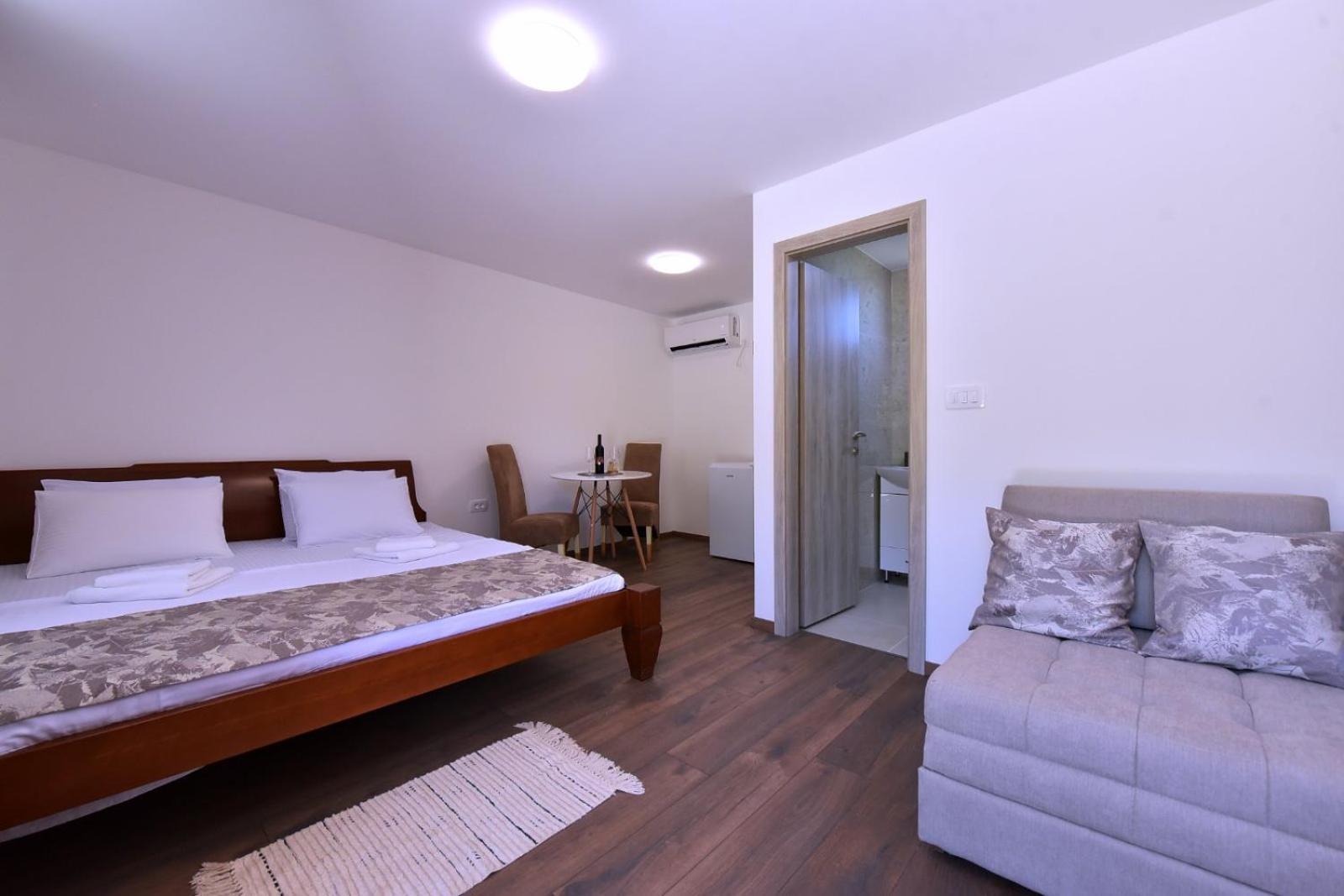 Airport Apartments Tri Hrasta Подгорица Экстерьер фото