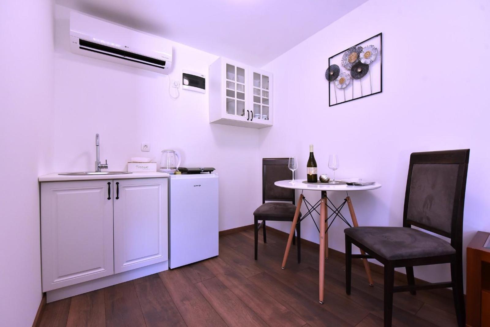 Airport Apartments Tri Hrasta Подгорица Экстерьер фото