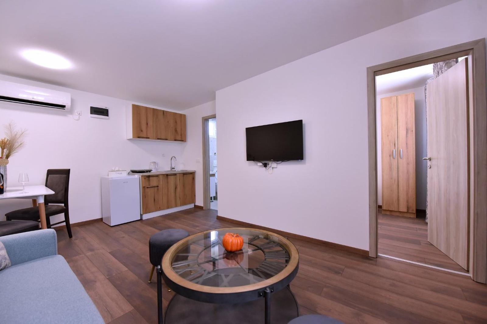 Airport Apartments Tri Hrasta Подгорица Экстерьер фото