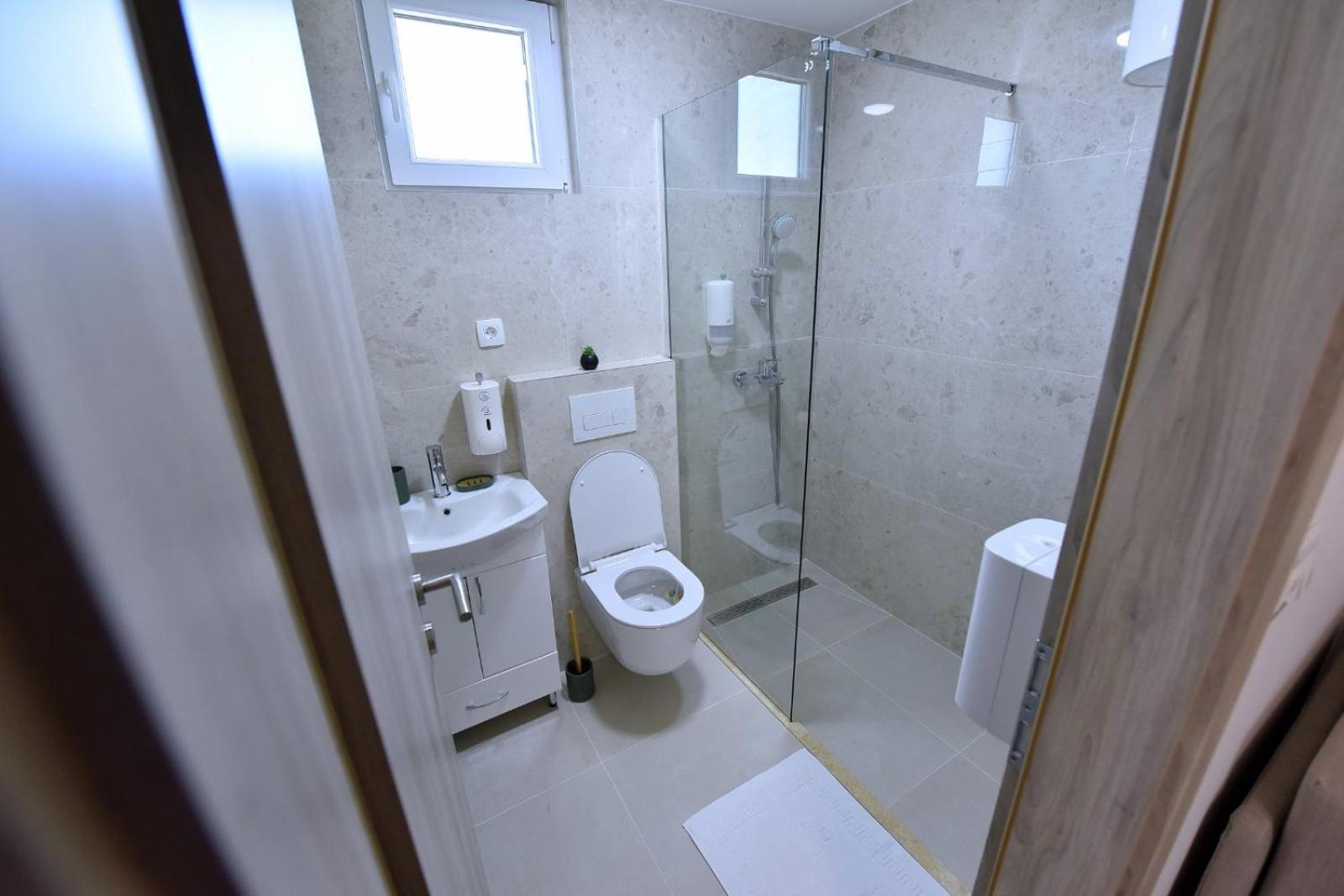 Airport Apartments Tri Hrasta Подгорица Экстерьер фото
