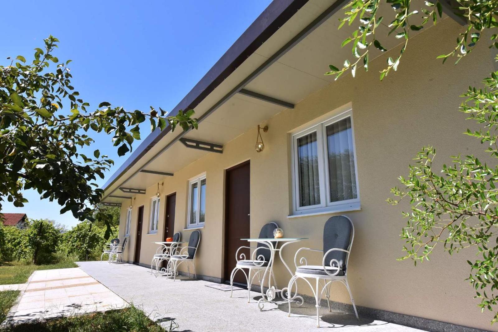 Airport Apartments Tri Hrasta Подгорица Экстерьер фото